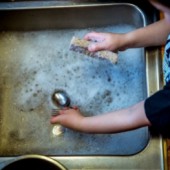 Trẻ con làm việc nhà sẽ được nuôi dưỡng những kỹ năng gì? 